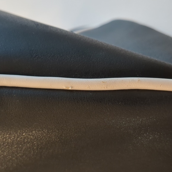 GUESS CLASSIC Satchel Bowling Style Bag - Picture 9 of 12